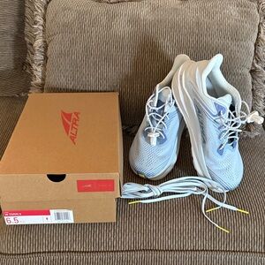 Ladies Altra Torin 8.   Sz 6.5. Box Included LNC
